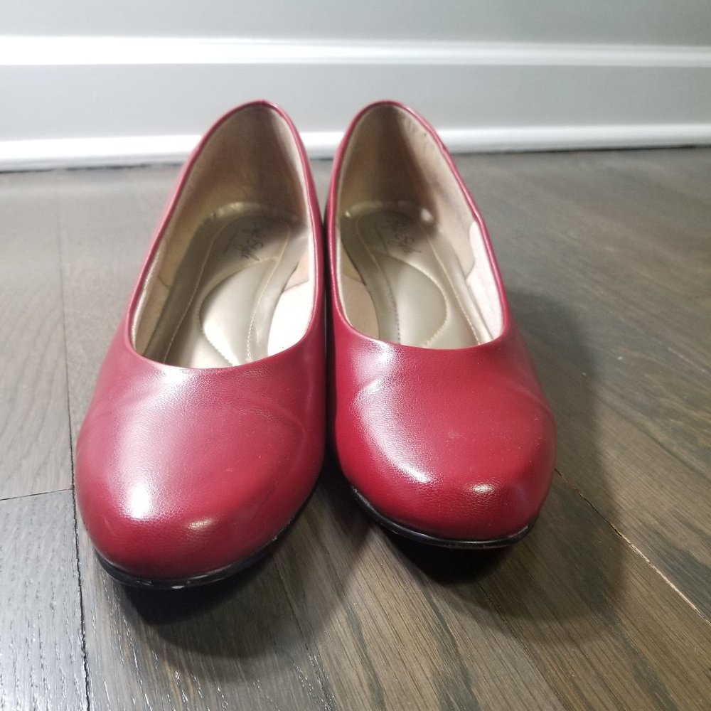 Women's Red Hush Puppies Leather Low-Heel Pump - Size 10